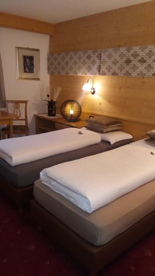 Zimmer mit Kingsize-Bett und Balkon